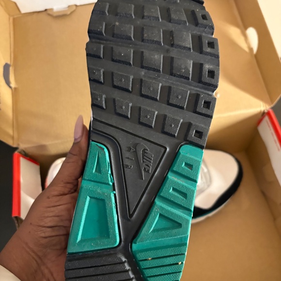 Nike Air Max Correlate White, Black, Green Sneakers Size 8 1/2 Gently Worn - Picture 4 of 4